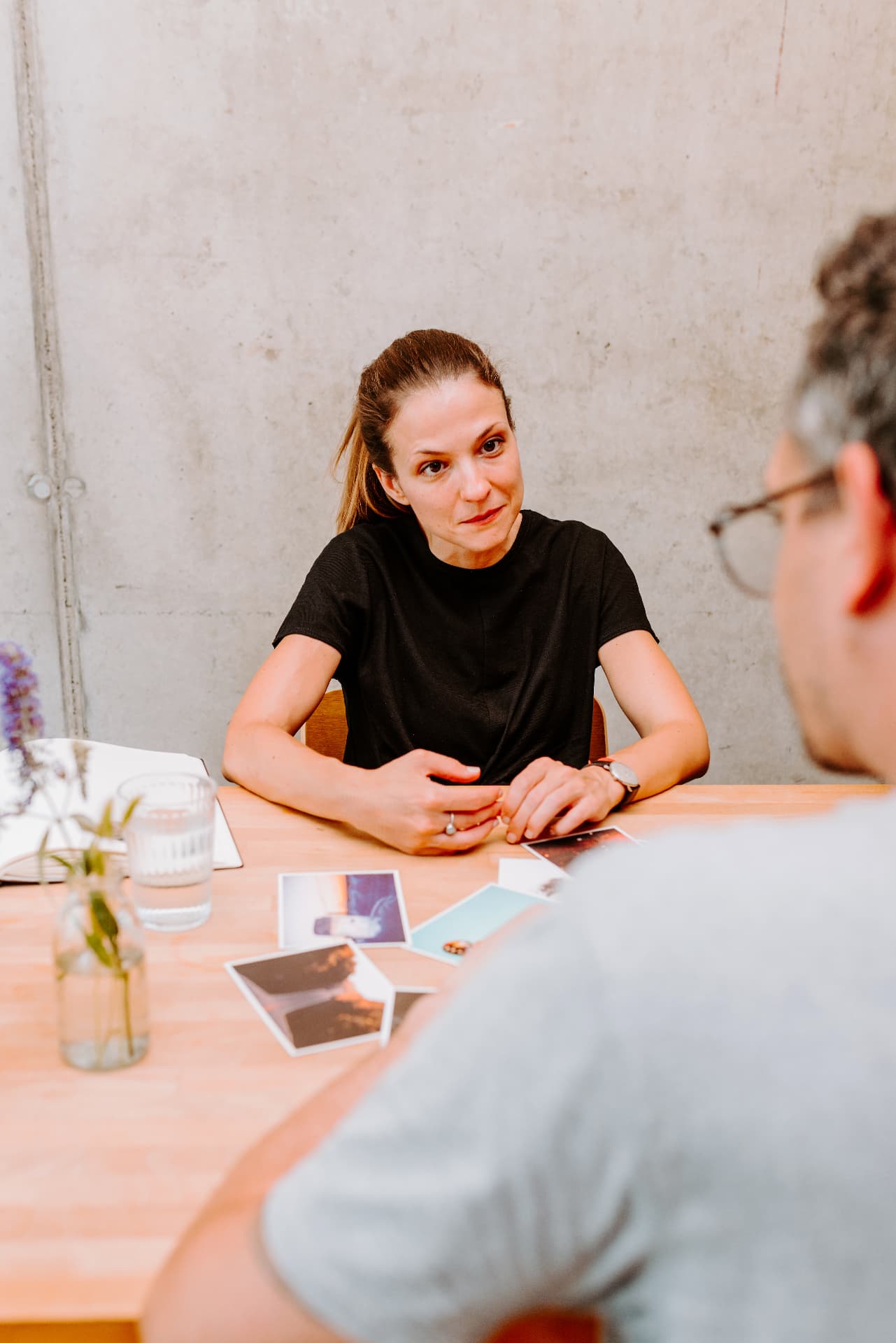 Sinja Brauns im Gespräch mit einem Klienten